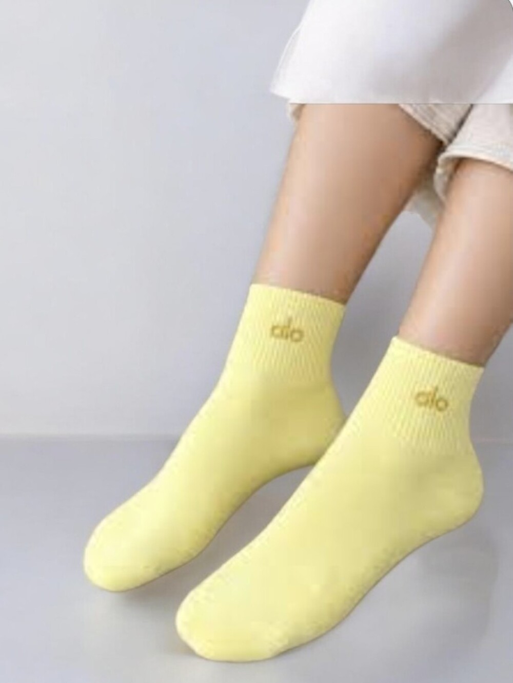 Alo Women's Athletic Crew Socks in Pale Yellow